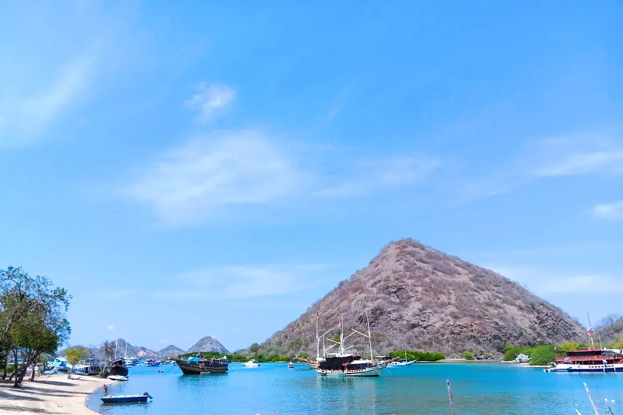 Experience the Tranquil Paradise of Waecicu Beach with Seven Seas